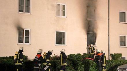 Letzte Rettung. Einige Bewohner haben sich beim Brand verletzt.