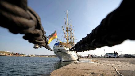 Lange stand die Zukunft der "Gorch Fock" auf der Kippe. Jetzt hat der Verteidigungsausschuss entschieden, dass deutsche Marine-Offiziere weiterhin auf dem Segelschulschiff ausgebildet werden.