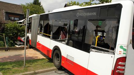 Der Bus landete im Vorgarten eines Einfamilienhauses.