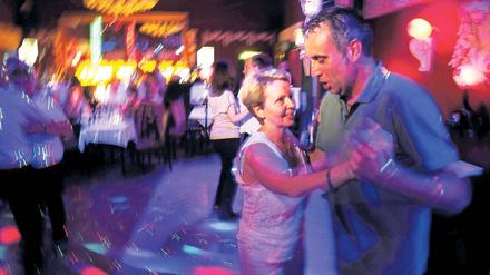 Tanzen, lachen, flirten! Im Zeichen der Discokugel findet jeden Freitag im Ballhaus Berlin eine Ü-40-Party statt. Viele Besucher nutzen sie, um jemanden kennenzulernen, weiß der Veranstalter. Foto: David Heerde