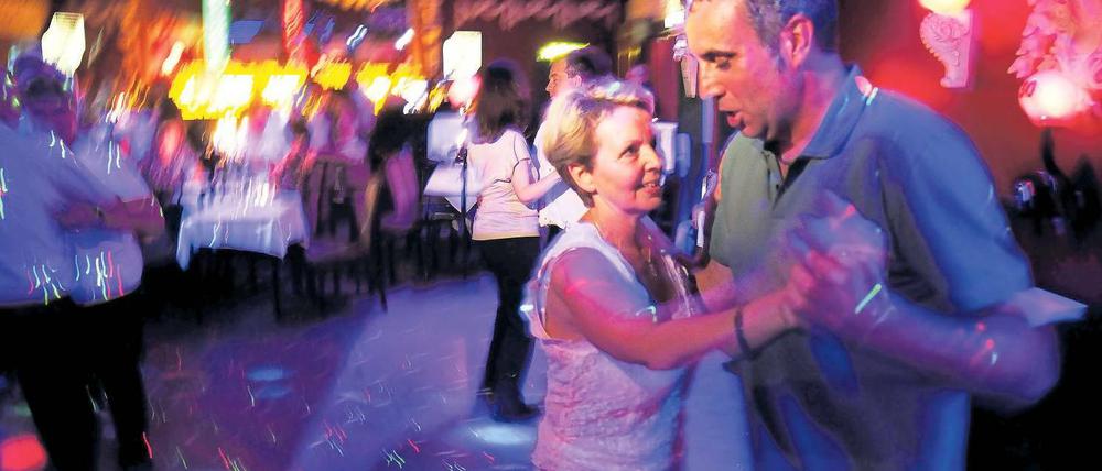 Tanzen, lachen, flirten! Im Zeichen der Discokugel findet jeden Freitag im Ballhaus Berlin eine Ü-40-Party statt. Viele Besucher nutzen sie, um jemanden kennenzulernen, weiß der Veranstalter. Foto: David Heerde