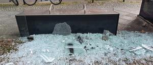 Sitzen ohne Glas. Eine Straßenbahnhaltestelle am Hackeschen Markt