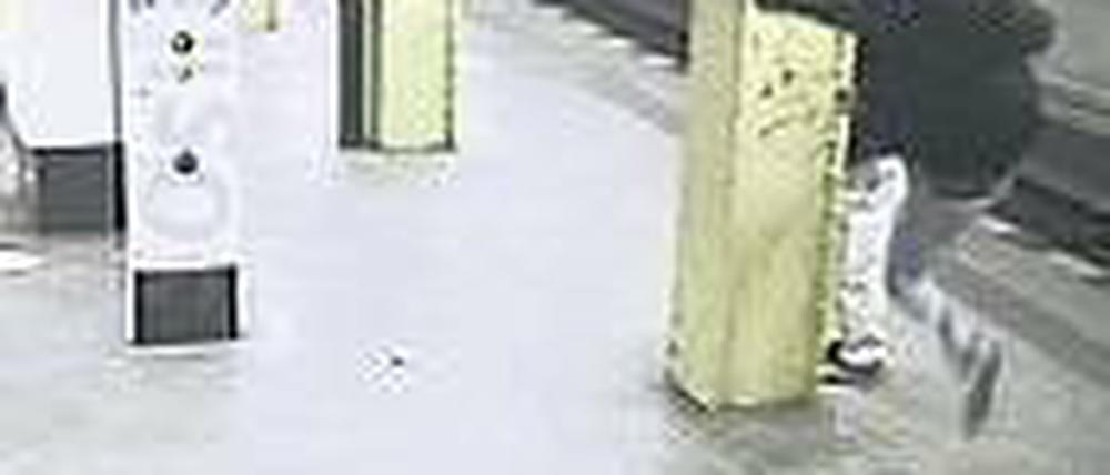 Vier Täter attackierten zwei Fahrgäste im U-Bahnhof Lichtenberg.