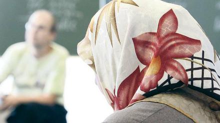 Hilflos in Schule und Ämtern. Besonders Menschen mit Migrationshintergrund werden in Berlin noch oft diskriminiert und zu wenig gefördert, kritisieren auch Vertreter des Diakonischen Werkes und anderer Sozialverbände.