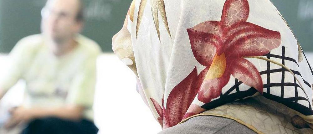 Hilflos in Schule und Ämtern. Besonders Menschen mit Migrationshintergrund werden in Berlin noch oft diskriminiert und zu wenig gefördert, kritisieren auch Vertreter des Diakonischen Werkes und anderer Sozialverbände.