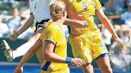 Nia Künzer (l.) beschert Deutschland 2003 mit ihrem Golden Goal gegen Schweden den ersten WM-Titel.
