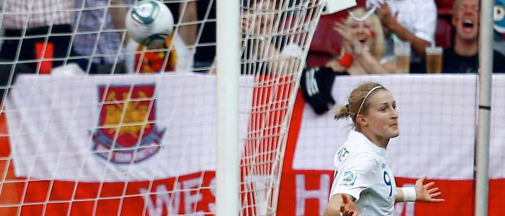 Drin isser. Ellen White hat England per Lob in Führung geschossen.