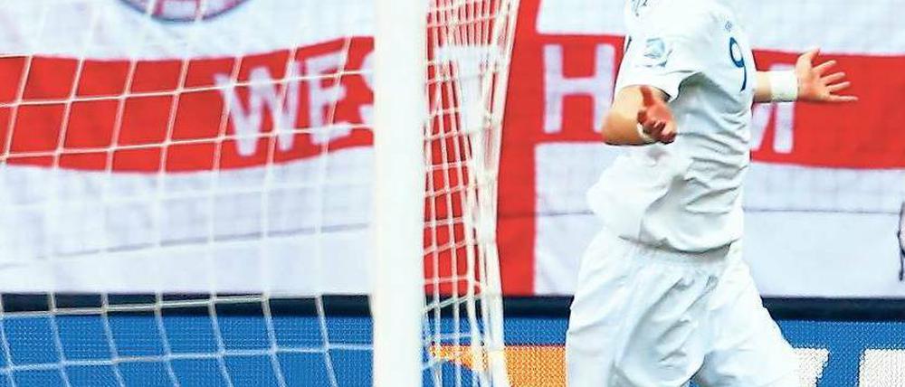 Ball oben, Gegnerin unten. Ellen White erzielt das 1:0 und bereitet England damit auf den Gruppensieg vor. Foto: Reuters