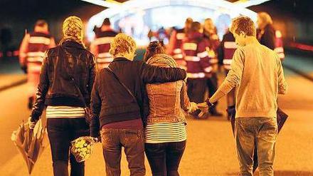 Ein Jahr danach. Teilnehmer der Loveparade sind am Sonntag noch einmal durch den Unglückstunnel gegangen. Foto: dpa