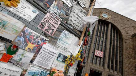 Protestplakate am Bauzaun vor dem Kopfbahnhof in Stuttgart. Die Gegner des Bauprojekts "Stuttgart 21" haben sich nun doch bereit erklärt, sich zur Präsentation des Stresstests zurück an den Verhandlungstisch zu setzen.