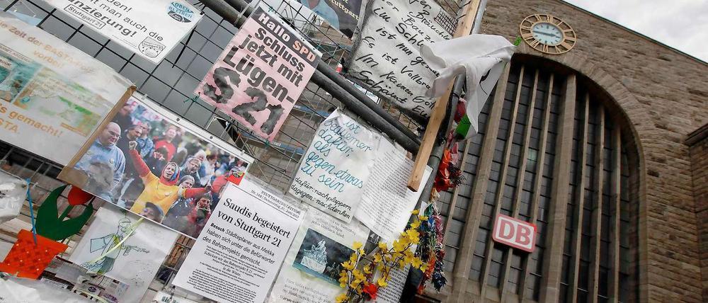 Protestplakate am Bauzaun vor dem Kopfbahnhof in Stuttgart. Die Gegner des Bauprojekts "Stuttgart 21" haben sich nun doch bereit erklärt, sich zur Präsentation des Stresstests zurück an den Verhandlungstisch zu setzen.