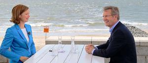 Talk am Strand. Bundespräsident Wulff zu Gast beim ZDF-Sommerinterview mit Bettina Schausten auf der Nordseeinsel Norderney..