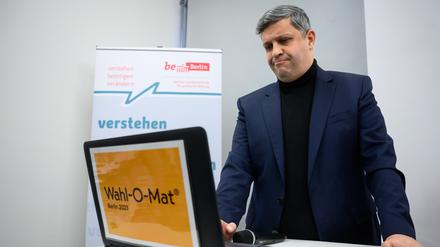 Raed Saleh, Co-Parteivorsitzender der Berliner SPD, testet das Online-Tool.