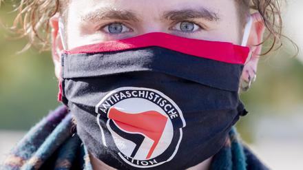 Ein Mann mit Antifa-Maske auf einer Demonstration in Potsdam.