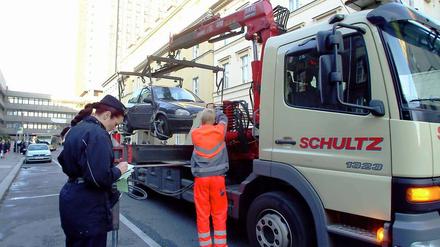Ob auf der Straße oder von Privatgrundstücken: Abschleppen kann teuer werden.