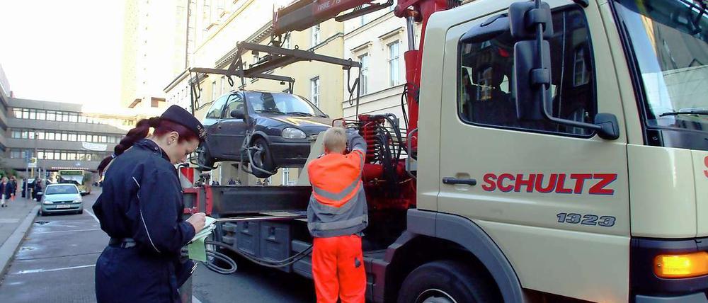 Ob auf der Straße oder von Privatgrundstücken: Abschleppen kann teuer werden.