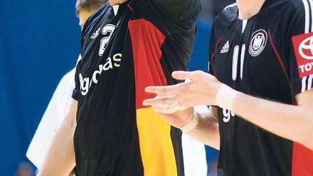 Ratlose Anführer. Eigentlich sollten Pascal Hens (l.) und Holger Glandorf das deutsche Spiel lenken. Gegen Tschechien wirkten sie aber wie Fremdkörper.