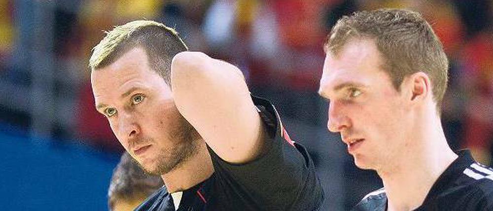 Ratlose Anführer. Eigentlich sollten Pascal Hens (l.) und Holger Glandorf das deutsche Spiel lenken. Gegen Tschechien wirkten sie aber wie Fremdkörper.