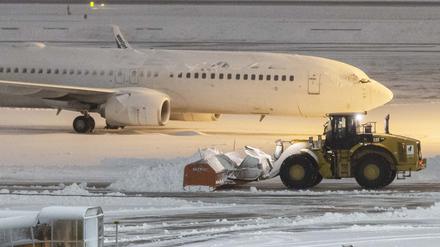 Ein Schneepflug räumt den Schnee am Toronto Pearson International Airport. (Symbolbild)