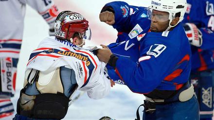 Auf die Mütze. Sven Felski (l.) teilte in Mannheim aus und fehlt den Eisbären nun auch noch.