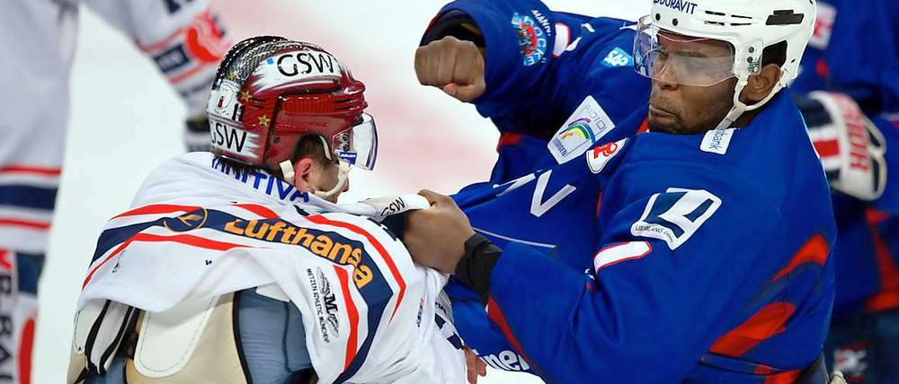 Auf die Mütze. Sven Felski (l.) teilte in Mannheim aus und fehlt den Eisbären nun auch noch.