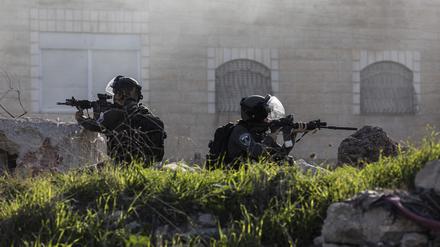 27. Januar: Israelische Sicherheitskräfte sind bei Zusammenstößen nach der Beerdigung eines Palästinensers, der bei Zusammenstößen mit israelischen Streitkräften getötet wurde, im Einsatz.