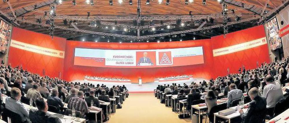 Eine Arena für die Arbeiterschaft. Auf ihrem Gewerkschaftstag in Karlsruhe demonstriert die IG Metall ihre Stärke. Foto: Uli Deck/dpa