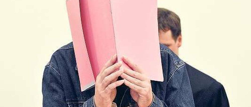 Verbirgt sein Gesicht. Martin N., der „Maskenmann“ am Montag vor Gericht. Foto: dapd