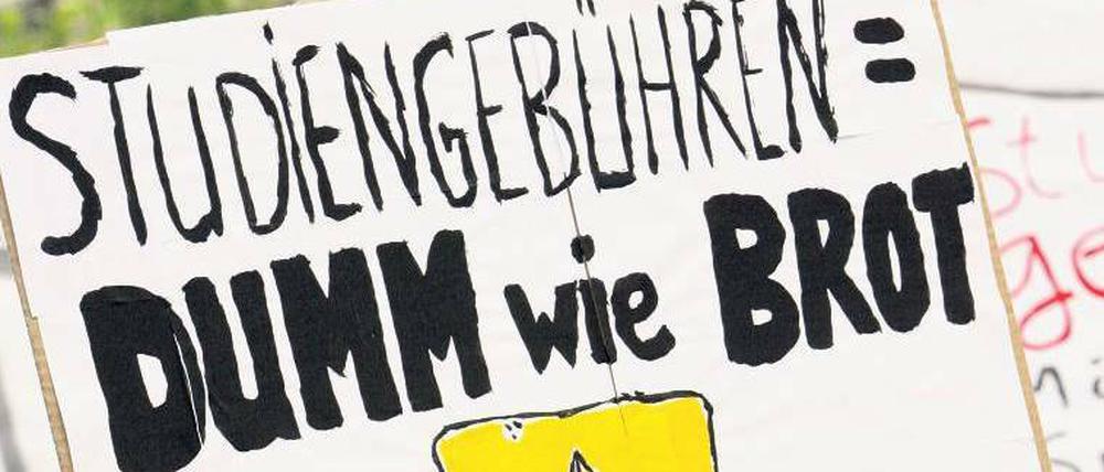 „Gebühren = Dumm wie Brot.“ Studierende protestieren in Hannover. Foto: dpa