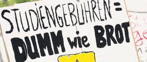 „Gebühren = Dumm wie Brot.“ Studierende protestieren in Hannover. Foto: dpa
