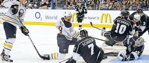 Vorbei an Freund und Gegner: Buffalos Adam (links) erzielt ein Tor und schaut den Los Angeles Kings beim erfolglosen Verteidigen zu. Foto: dapd