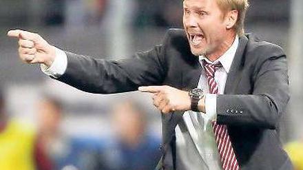 Seitenwechsel. Trainer Thorsten Fink dirigiert schon bald in Hamburg. Foto: dapd