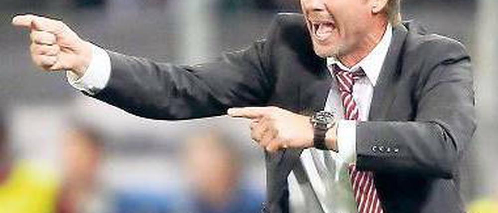 Seitenwechsel. Trainer Thorsten Fink dirigiert schon bald in Hamburg. Foto: dapd
