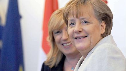 Kanzlerin Merkel gibt sich zuversichtlich, dass die gescheiterte slowakische Ministerpräsidentin Radicova (hinten) die EFSF-Zustimmung dennoch durchbringt.