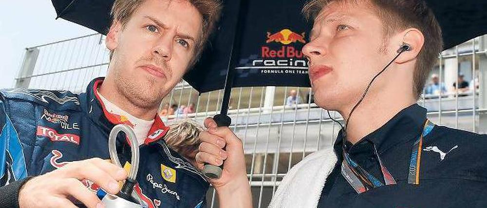 Schirmherr des Weltmeisters. Pärmäkoski folgt Vettel (l.) auch nach Südkorea. Foto: dpa