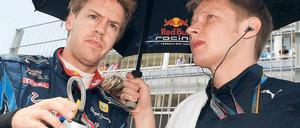 Schirmherr des Weltmeisters. Pärmäkoski folgt Vettel (l.) auch nach Südkorea. Foto: dpa
