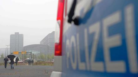 Nachdem es am Montagmorgen auf der Bahnstrecke Hamburg-Berlin zwischen Brieselang und Finkenkrug einen Brandanschlag auf Signaleinrichtungen der Bahn gab, wurde gegen Mittag ein weiterer Brandanschlag am Berliner Hauptbahnhof vereitelt. 