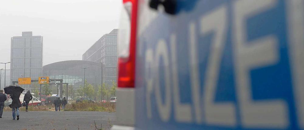 Nachdem es am Montagmorgen auf der Bahnstrecke Hamburg-Berlin zwischen Brieselang und Finkenkrug einen Brandanschlag auf Signaleinrichtungen der Bahn gab, wurde gegen Mittag ein weiterer Brandanschlag am Berliner Hauptbahnhof vereitelt.