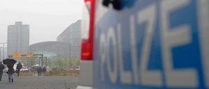 Nachdem es am Montagmorgen auf der Bahnstrecke Hamburg-Berlin zwischen Brieselang und Finkenkrug einen Brandanschlag auf Signaleinrichtungen der Bahn gab, wurde gegen Mittag ein weiterer Brandanschlag am Berliner Hauptbahnhof vereitelt. 