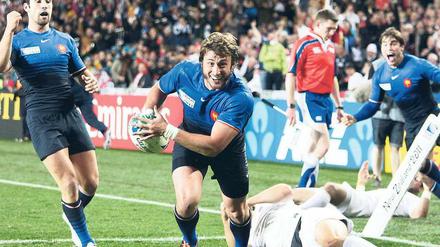 Angriff auf Eden Park. Maxine Medard (mit Ball) ist mit Frankreich nur ein Spiel vom Finale in Auckland entfernt. Foto: dpa