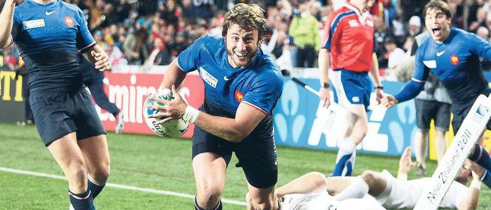 Angriff auf Eden Park. Maxine Medard (mit Ball) ist mit Frankreich nur ein Spiel vom Finale in Auckland entfernt. Foto: dpa