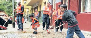 Kehraus. Soziale Projekte aus dem Quartiersmanagement gehören auf den Prüfstand, findet die CDU. Hier fegen Roma-Kinder die Okerstraße in Neukölln. 
