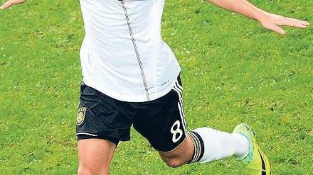 Mit freundlichen Grüßen nach Istanbul. Mesut Özil traf zum ersten Tor für Deutschland – und auch ein bisschen für die Heimat seiner Vorfahren. Foto: dpa