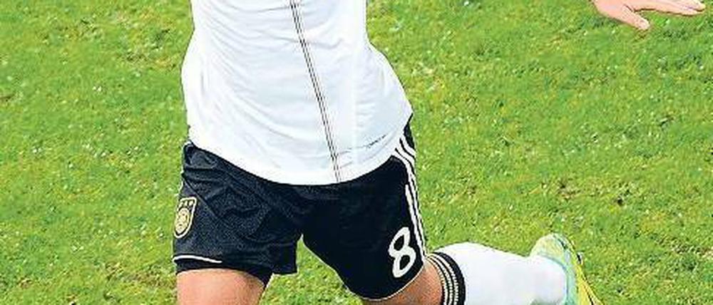 Mit freundlichen Grüßen nach Istanbul. Mesut Özil traf zum ersten Tor für Deutschland – und auch ein bisschen für die Heimat seiner Vorfahren. Foto: dpa