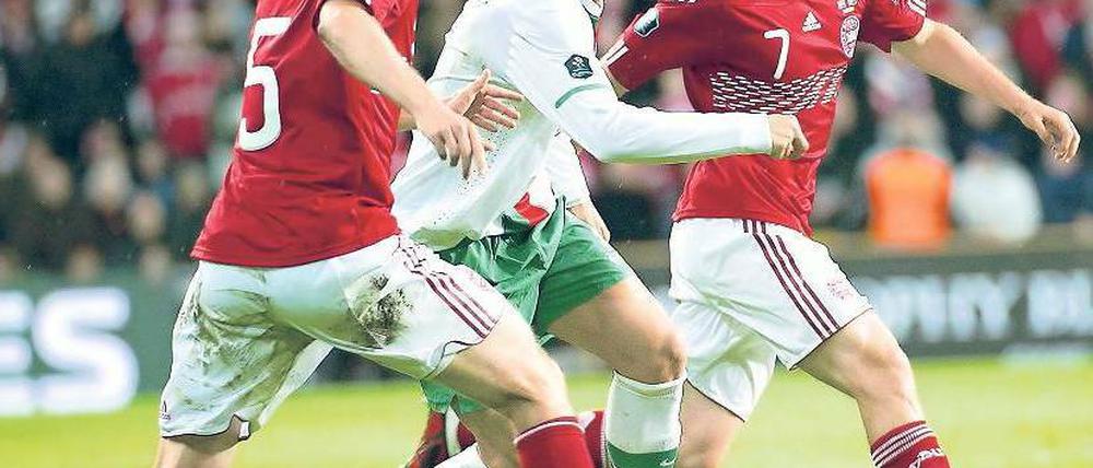 Eins zu zwei. Portugals Cristiano Ronaldo konnte sich gegen die Dänen Silberbauer (l.) und Jorgensen nicht durchsetzen. Foto: AFP