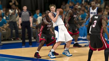 In Lauerstellung: Dirk Nowitzki in "NBA 2K12".