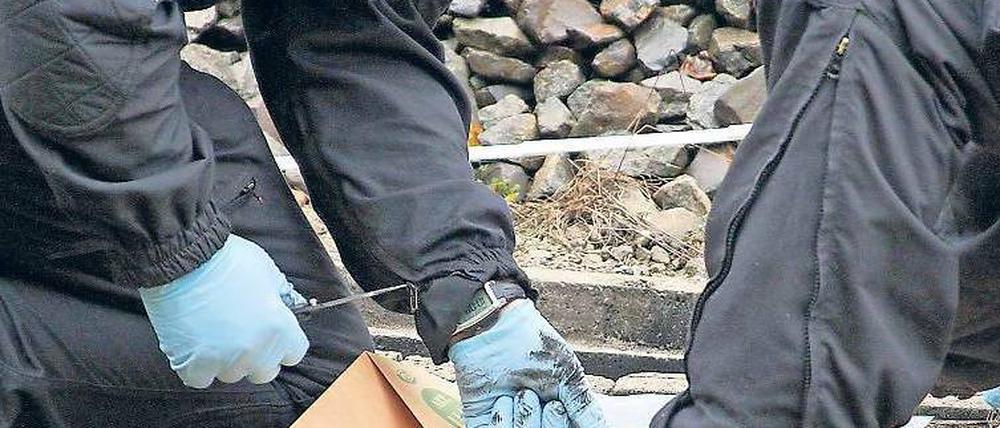 Gesichert. Polizisten stehen am Hauptbahnhof, während auf dem anliegenden Gelände in Moabit (l.) und im märkischen Falkensee nach Spuren der Täter gesucht wird.