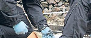 Gesichert. Polizisten stehen am Hauptbahnhof, während auf dem anliegenden Gelände in Moabit (l.) und im märkischen Falkensee nach Spuren der Täter gesucht wird.