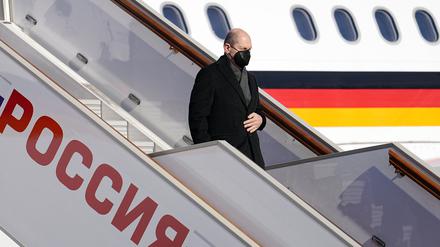 15.02.2022, Russland, Moskau: Bundeskanzler Olaf Scholz (SPD) verlässt bei seiner Ankunft den Airbus A340 der Luftwaffe. Scholz reist zu Gesprächen über die Situation an der ukrainischen-russischen Grenze nach Moskau. Dort trifft er den russischen Präsidenten. Foto: Kay Nietfeld/dpa +++ dpa-Bildfunk +++