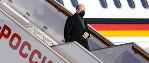 15.02.2022, Russland, Moskau: Bundeskanzler Olaf Scholz (SPD) verlässt bei seiner Ankunft den Airbus A340 der Luftwaffe. Scholz reist zu Gesprächen über die Situation an der ukrainischen-russischen Grenze nach Moskau. Dort trifft er den russischen Präsidenten. Foto: Kay Nietfeld/dpa +++ dpa-Bildfunk +++